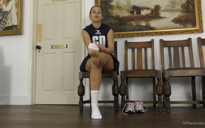 St Mackenzie's: モニカ;素足を見せびらかす
