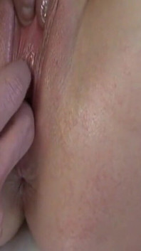MiLF bionda matura si fa divorare la figa e sborrare in faccia