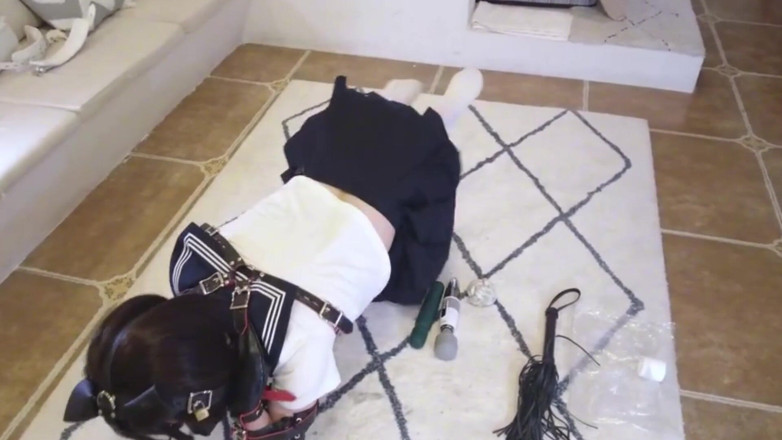 Aisan girl bondage: Oblečená v oblečení Jk je zdrženlivá a bičovaná