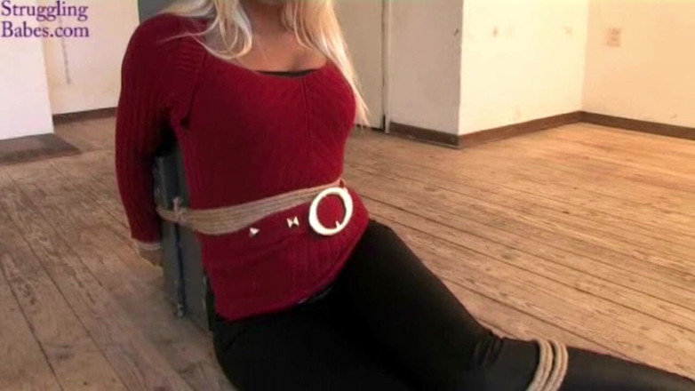 Submissed: Natalie Cleavegagged legata al palo