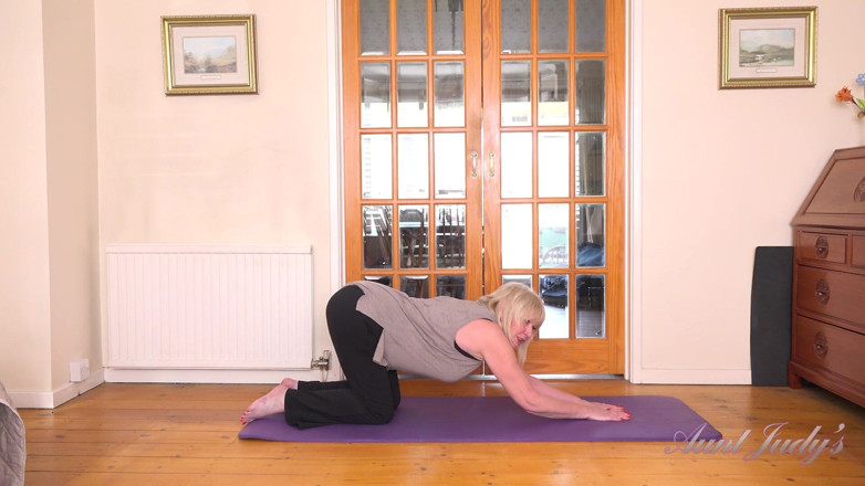 Aunt Judy's: Auntjudys - Peituda madura milf Sra. Amy - treino de yoga safado
