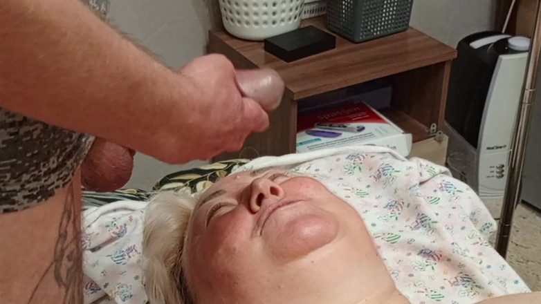 Zona901: Vecina recibe una bocanada de semen después de que me...