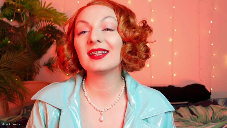 Arya Grander: Proces rtěnky: ASMR sfw video (Arya Grander), červené rty a rovnátka