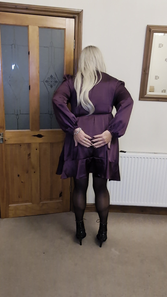 Sarahsatinslut: パープルサテン、おっぱい、精液