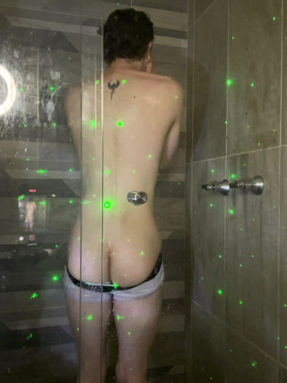 Nico Mucci: 自然视频洗澡