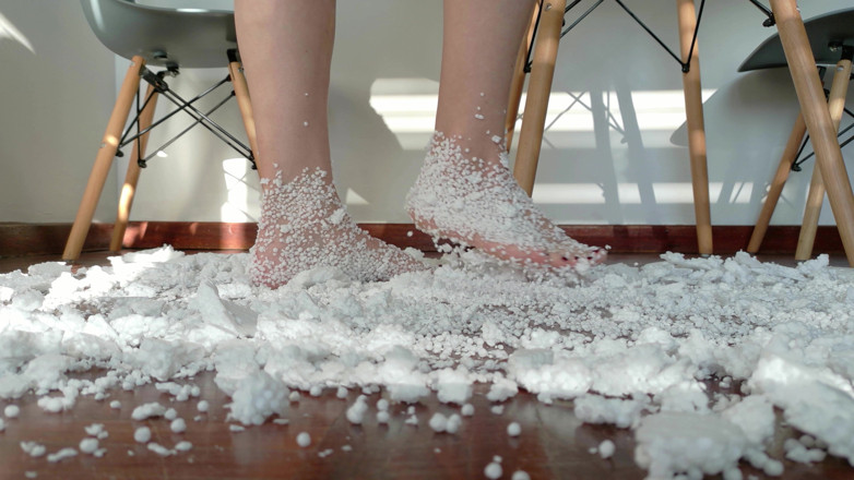 Kinky Lyrical: Schiacciare styrofoam con i miei piedi - lirico kinky