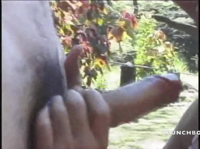 Shemale videos: Une trans blonde sexy se fait baiser par un jumelle...