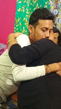 Una oficial de préstamos de chicas indias prometió dar sexo