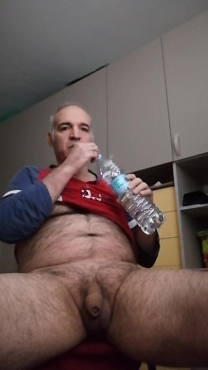 Setesesso7: Saya bermain dengan penis saya dan sering kencing!