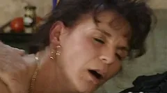 熟女和她隔壁的男孩