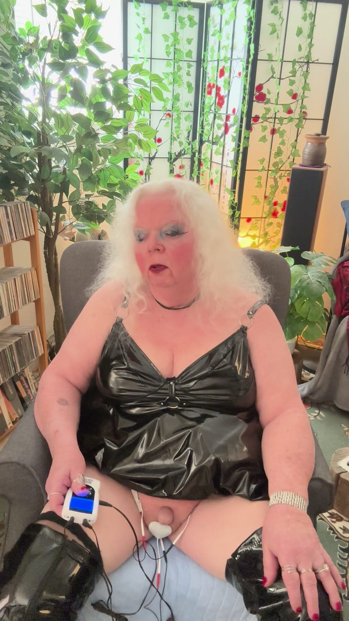 Constance: Sürtük, özetleme, işeme, sigara içme