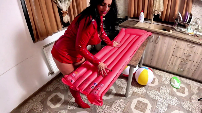 MilfyCalla: Dominante rosso miLF gonfiabile materasso fetish. Palle da spiaggia giganti,...