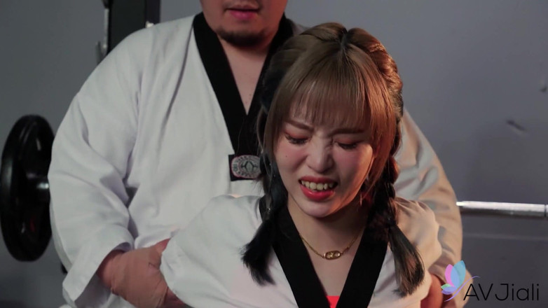 AV Jiali: Kötü kötü dojoda karate ustasıyla sikişiyor