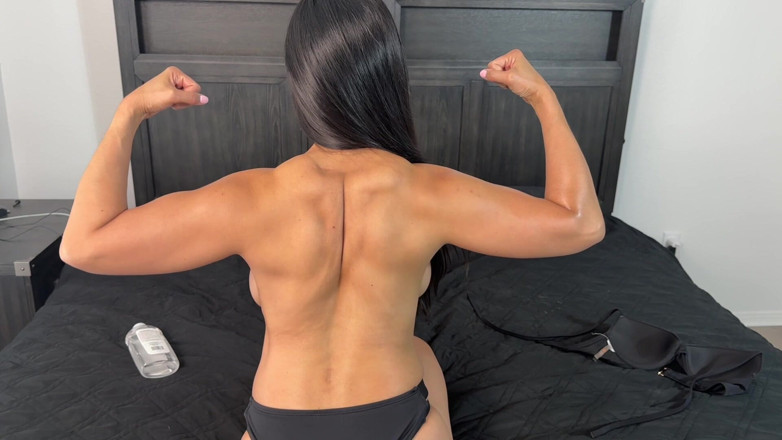 DifferentClimber340: Jazmine Cruz flexiona sus músculos duros para CJ