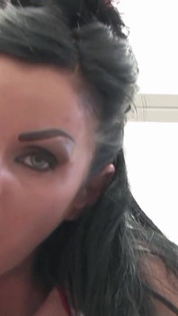 Este o mamă sexy franceză țâțoasă cu țâțe mari care a fost futută dur