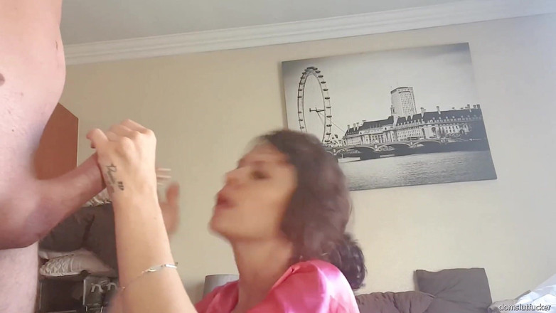 domslutfucker: Dziewczyna w różowej szacie ssie kutasa i daje ręczną robotę,...