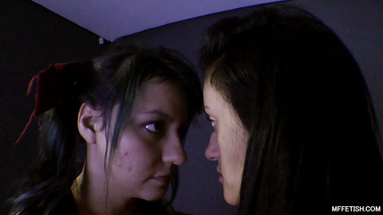MF Fetish: Dvě sexy brazilské dívky bojují s otrokyněmi