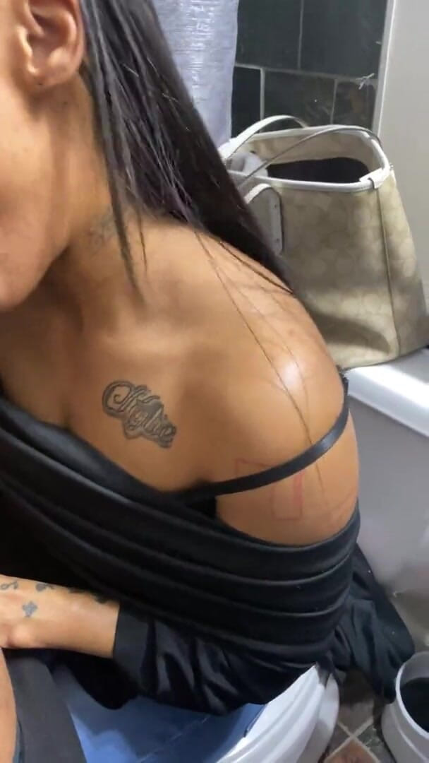 SexLoveRed: Une jolie black suce la noix d’une bite