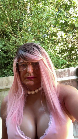 Kellycd2022: Crossdresser Kellycd2022 v růžové kombinéze a podpatcích