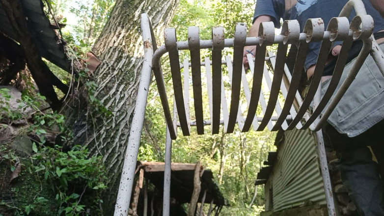 Kinky Guy: Outdoor Pee, Someone Can Enjoy It