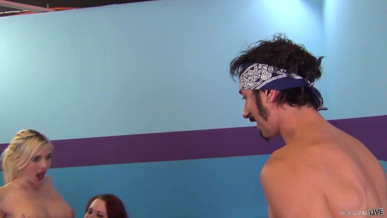 Immoral Live: L'ora di squirtare con i giocattoli