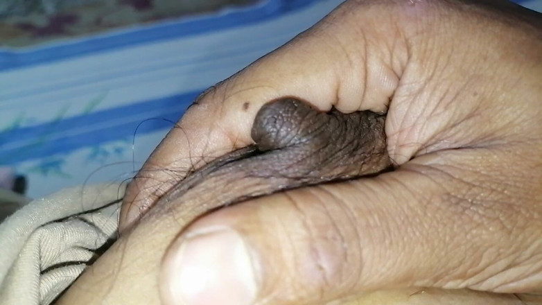 Sweety In Bed: Přírodní chlupatá asijská prsa zblízka