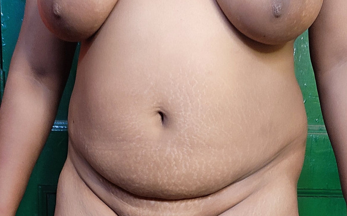 Indianbhabi2: Indická Bhabi si prstí kundičku olejem a ukazuje zadek