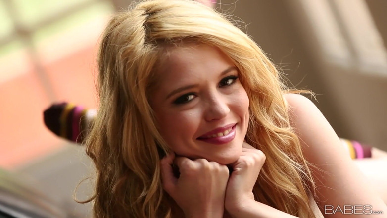 Babes: Ragazze - l'eccitante bionda tiffany fox gode di una routine di...