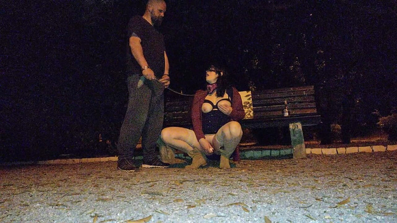 Toilet Mommy: Gecontroleerd en aangelijnd in legging en hoge laarzen