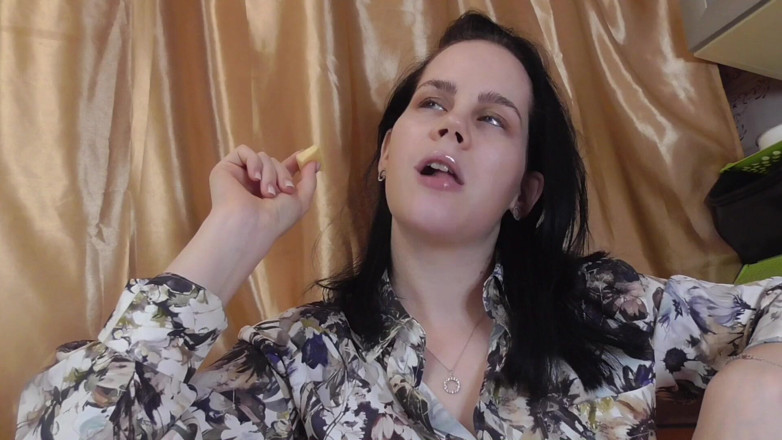 Anna Sky: La gigantessa anna vuole mangiare formaggio e carne