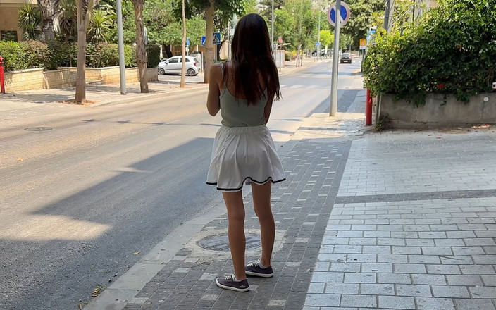 Amelia Amour: Un pervertito mi ha avvicinato alla stazione degli autobus... Non...