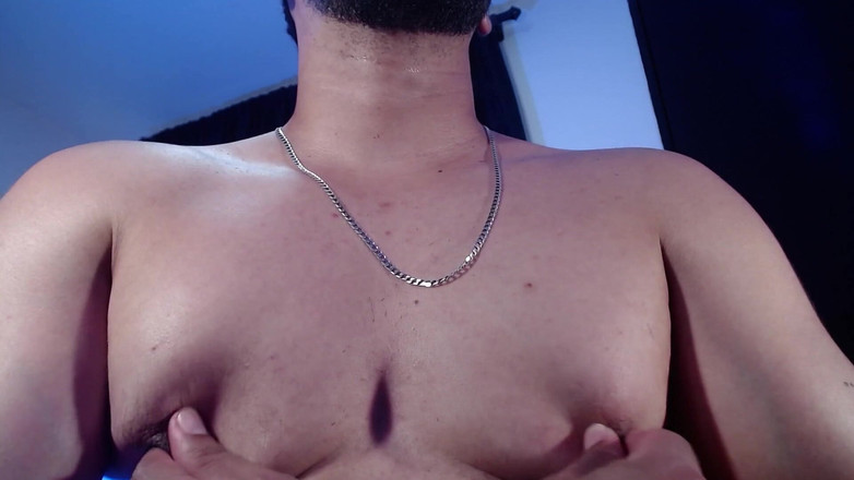 Tommhot: Un garçon latin honteux se masturbe avec des vêtements de...