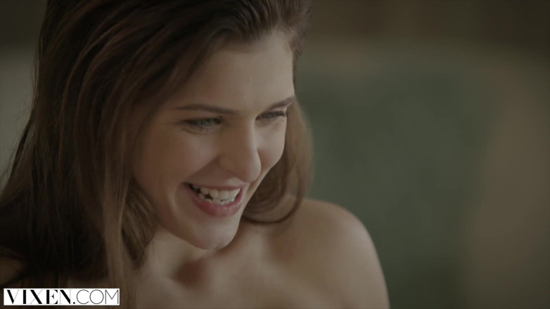 Vixen: VIXEN La sexy Leah Gotti se fait sodomiser