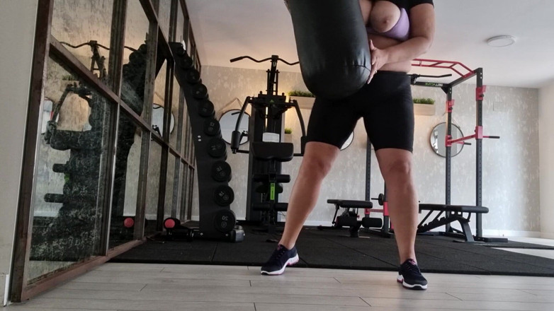 Sunny Loveli: Stiefmutter spielt in der fitnessshow im freien mit dicken möpsen
