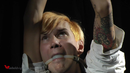 Wanheldvig: Nicky bağlı ve gıdıklıyor