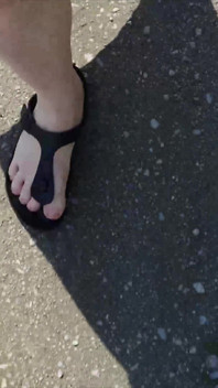 Outdoor Im Schwarzen Kaftan Und Barfuß in Schwarzen Birkenstocks