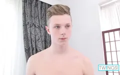 Azgın twink angel elini sıcak yapışkan adam sütüyle kapatıyor!