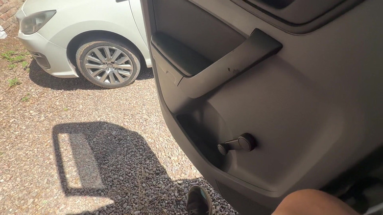 Extremalchiki: Masturbation à poil sur un parking ouvert