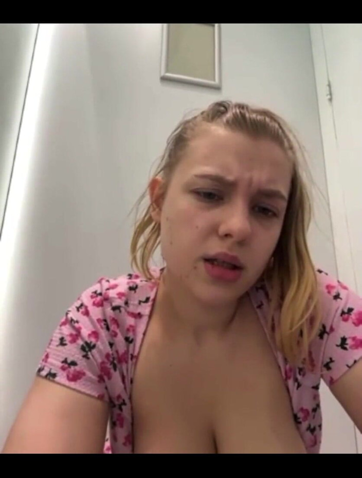 JuiceLussie: Fingering in the Public Close up