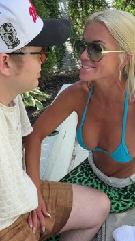 Hotwives Lora i Tatiana Podnieść Scotty Long przez pool do trójkąta BJ Rimjob i Boobjob of His Life