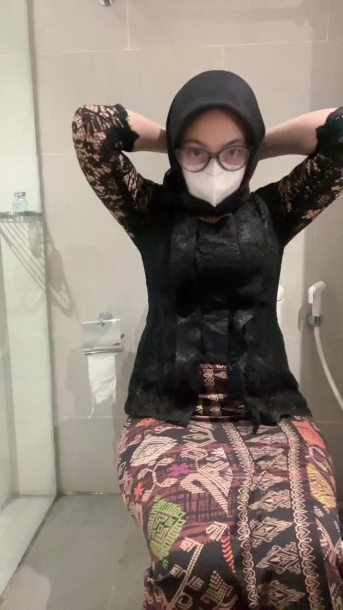 Biancaid: Chica sexy con hijab de kebaya blanca jugando en el...