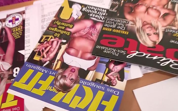 German Porn: Pelirroja caliente toma dos pollas y folla duro