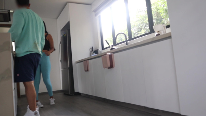 Time traveler: Junges zimmermädchen in blauen leggings lässt ihren chef sie gut...