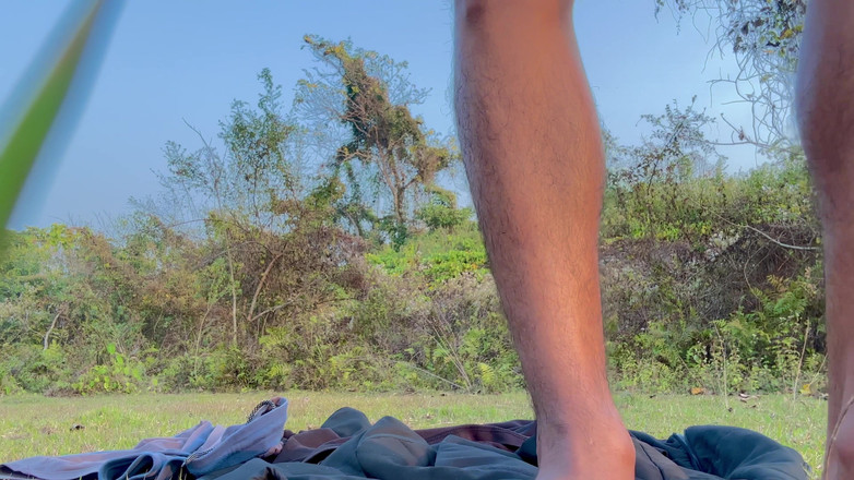 LonlyBoy: Cowok india lagi bugil dan ngocok kontol di tempat umum