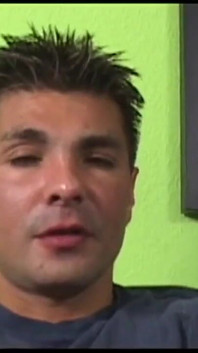 Ta blond milf uwodzi młodego faceta swoim dużym twardym kutasem i zostaje zerżnięta jak nimfomanka