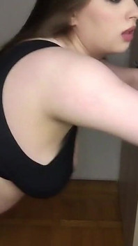 Je secoue mon ventre et mes seins, vue de côté