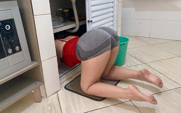 Curious Electra: Empregada muito gostosa fazendo limpeza