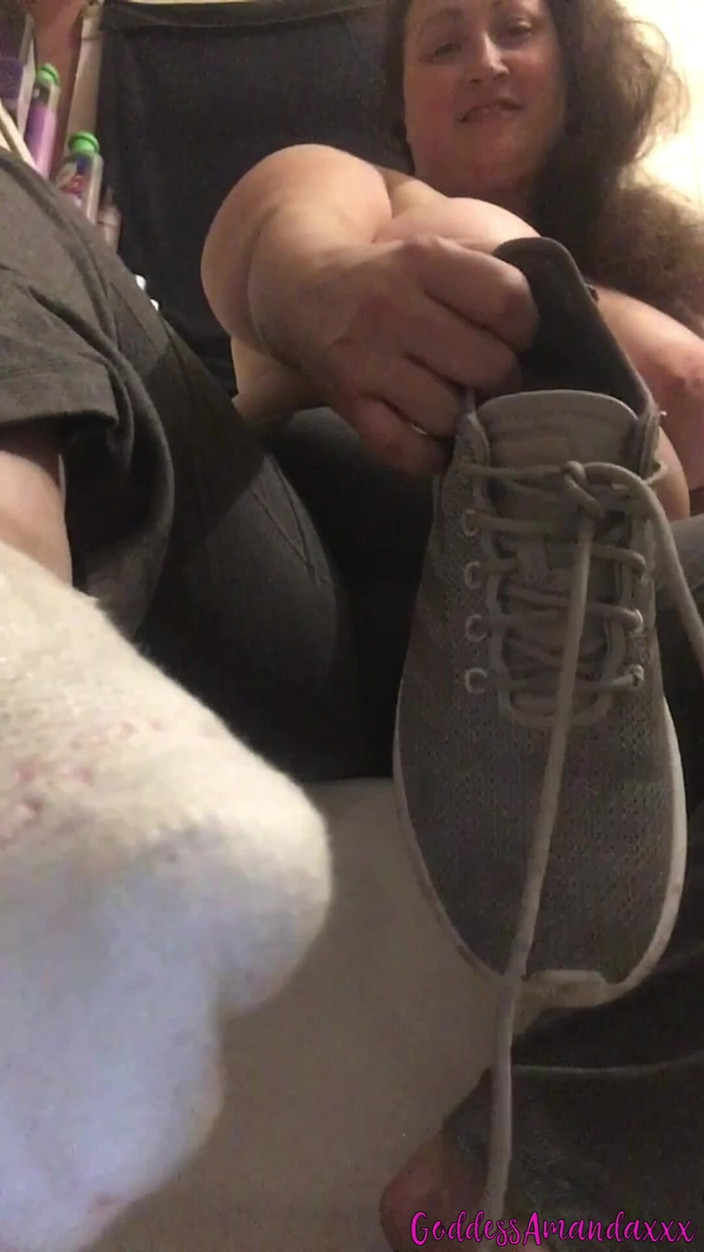 Goddess Amanda: 『My Smelly Socks and Dirty Fets』でオナニー