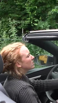 Rammende blonde reife im auto