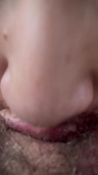 Il mio piccolo clitoride peloso viene succhiato pov